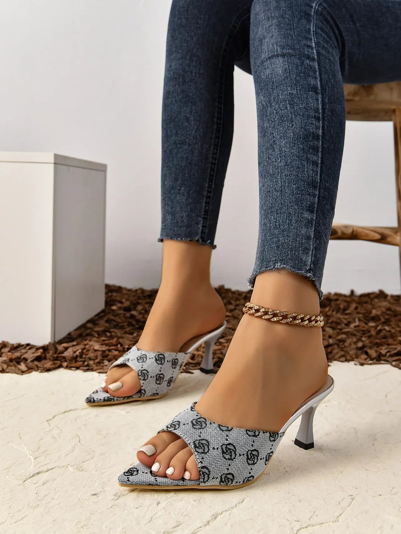 Sandales rétro talons pointus