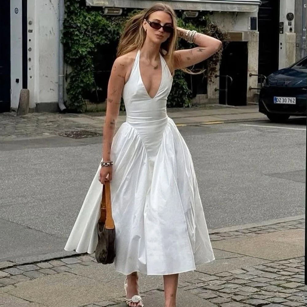 Elegant dress for women with a knotted neckline and a flared skirt
