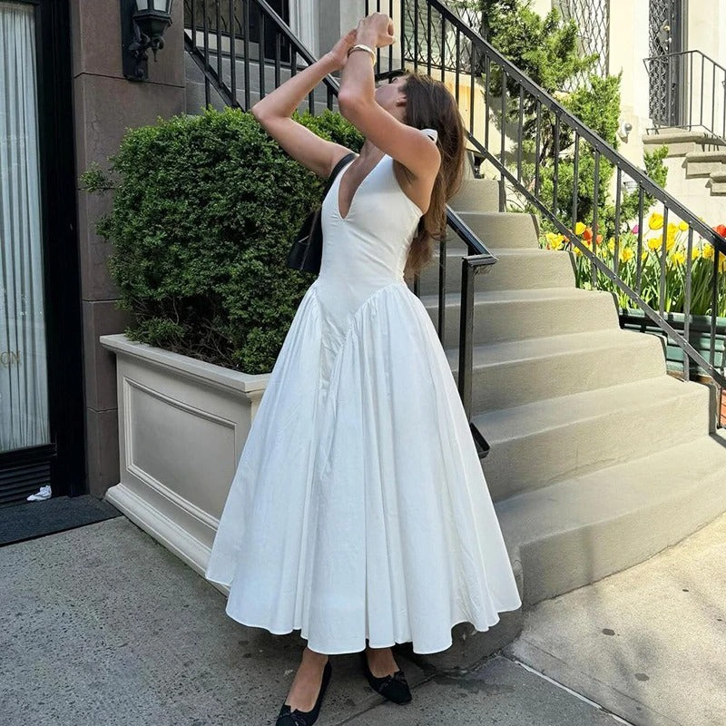 Elegant dress for women with a knotted neckline and a flared skirt